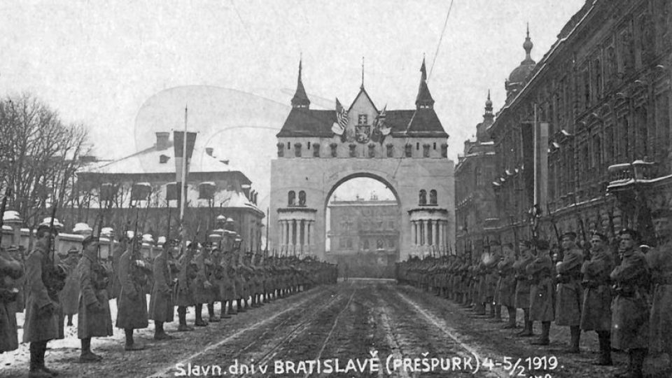 Slavobrána na Štefánikovej ulici