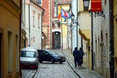 Premávka pod farou.